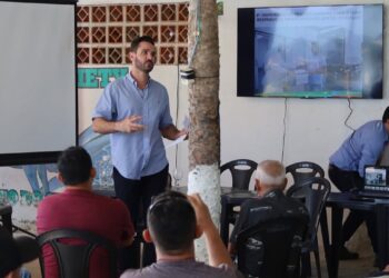 Guilherme Bismarck se reúne com produtores de camarão em Aracati