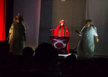 Espetáculo “Banheiro Irreverente” leva humor e crítica social ao público de Aracati