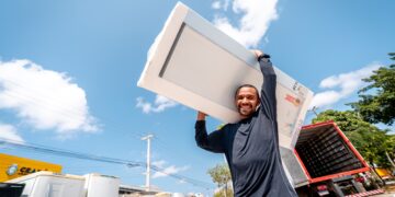 Enel Ceará leva troca de geladeiras e lâmpadas de led a famílias de Fortim
