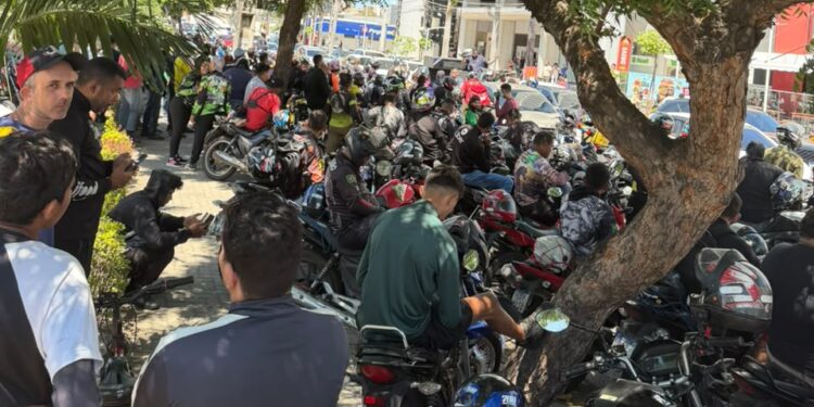 Motociclistas de aplicativo realizam protesto em Fortaleza durante greve nacional