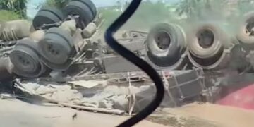 Caminhão carregado de cimento tomba na BR-116, em Russas