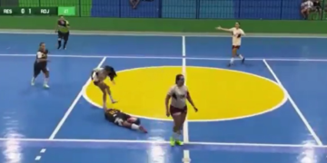 Atleta agride adversária com chute no rosto em partida de Futsal Feminino no Eusébio