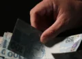 Trabalhadores nascidos em setembro e outubro recebem abono salarial