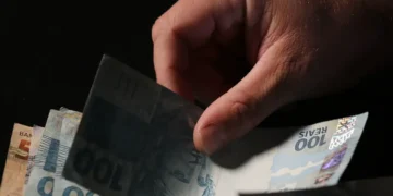 Trabalhadores nascidos em setembro e outubro recebem abono salarial