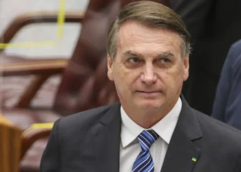 Por ordem de Moraes, PF faz busca por armas na casa de Bolsonaro