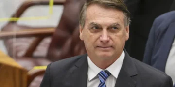Por ordem de Moraes, PF faz busca por armas na casa de Bolsonaro