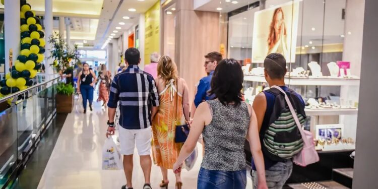 Acordo regulamenta trabalho no comércio em feriados