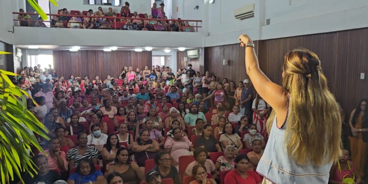 Aracati entrega novos cartões do Bolsa Mercadin para mais de 700 famílias
