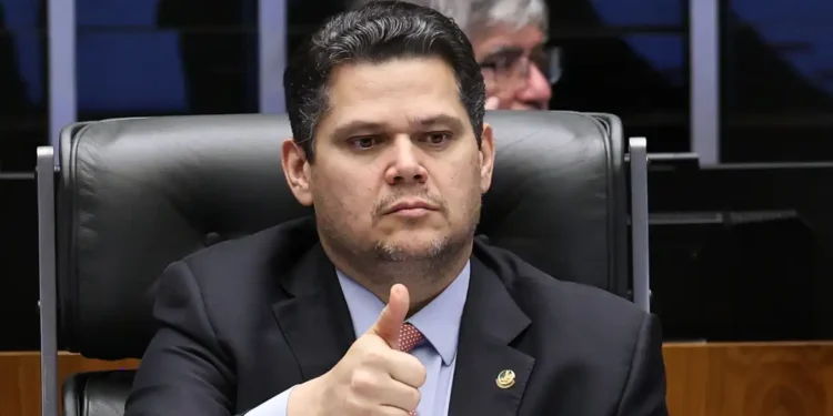 Alcolumbre destrava PEC do fim da 6×1 após conversas com Lula