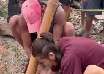 Homens são presos após furtarem brincos de corpo levado por enchente no Nepal
