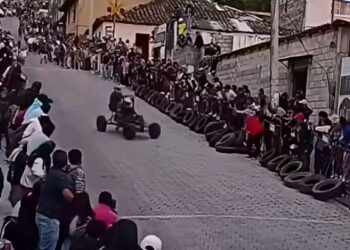 Carro desgovernado atinge público em corrida tradicional no Equador e deixa feridos