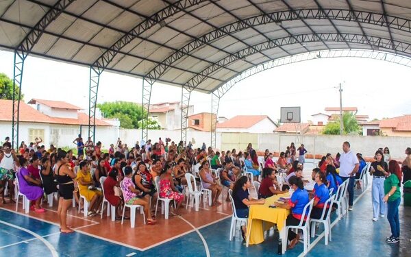 Aracati entrega novos cartões do Bolsa Mercadin para mais de 700 famílias