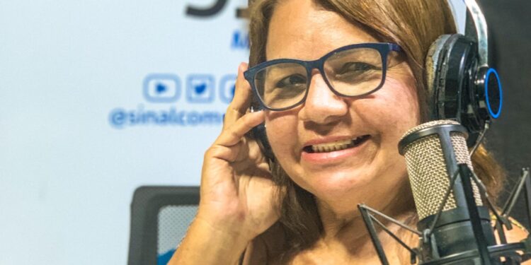 “É um privilégio fazer parte dessa história”, diz Cleide Bravo, há 39 anos na Rádio Sinal