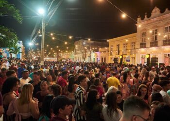 Rua Grande é interditada para montagem da estrutura do 2º Festival do Camarão em Aracati