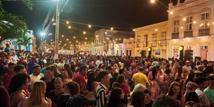 Rua Grande é interditada para montagem da estrutura do 2º Festival do Camarão em Aracati