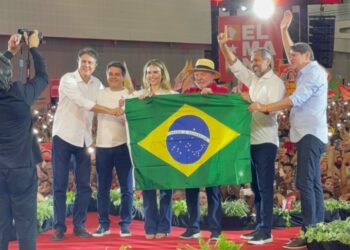 Na maior convenção da história, Elmano e Lula reúnem 20 mil cearenses no Centro de Eventos