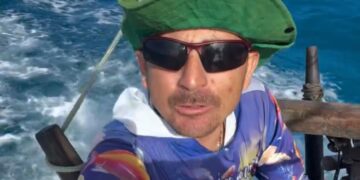 Pescador viraliza ao mostrar, com bom humor, como faz necessidades fisiológicas em alto-mar