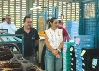 Prefeita de Aracati visita fábrica de calçados e destaca geração de empregos no município