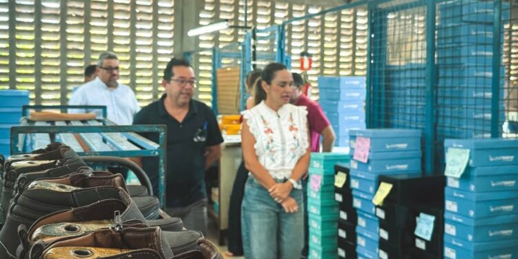 Prefeita de Aracati visita fábrica de calçados e destaca geração de empregos no município