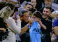 Menino é hostilizado por torcedores após ganhar camisa de Neymar em jogo entre Santos e Corinthians