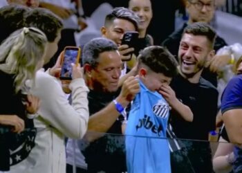 Menino é hostilizado por torcedores após ganhar camisa de Neymar em jogo entre Santos e Corinthians