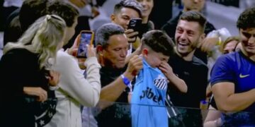Menino é hostilizado por torcedores após ganhar camisa de Neymar em jogo entre Santos e Corinthians