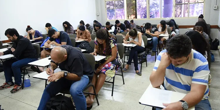 Encceja é no próximo domingo; saiba como consultar locais de provas