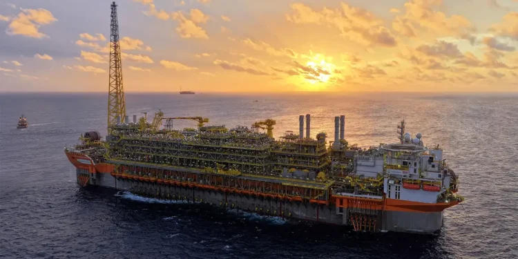 Navio-plataforma da Petrobras atinge produção máxima no pré-sal