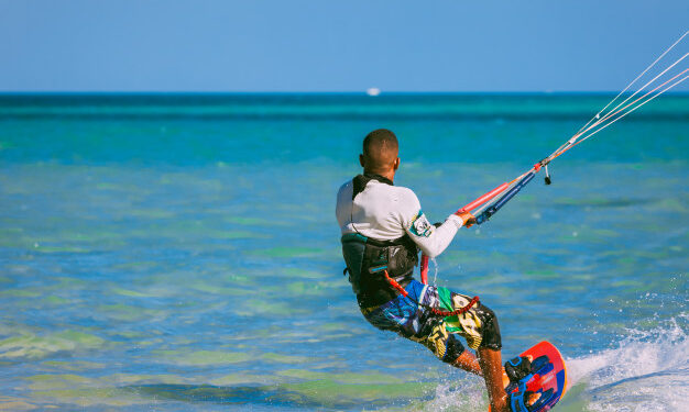 Temporada dos ventos mira novo crescimento após kitesurf movimentar R$ 210 milhões no Ceará