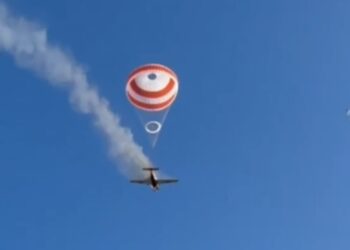 Avião de pequeno porte cai e pega fogo em área rural de Mateus Leme em Minas Gerais