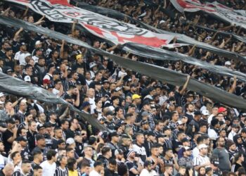 Torcedores de Corinthians e Rosario Central são levados ao Jecrim após confusão na Arena