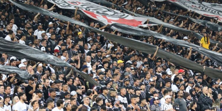 Torcedores de Corinthians e Rosario Central são levados ao Jecrim após confusão na Arena