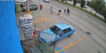 Homem salva criança segundos antes de atropelamento em rua movimentada no México