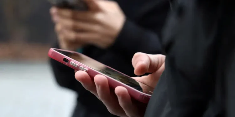 Jovem cria plataforma para ajudar nova geração de eleitores nas urnas