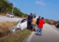 Motorista perde controle de veículo e vai parar em vala às margens da CE-040, em Beberibe