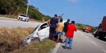 Motorista perde controle de veículo e vai parar em vala às margens da CE-040, em Beberibe