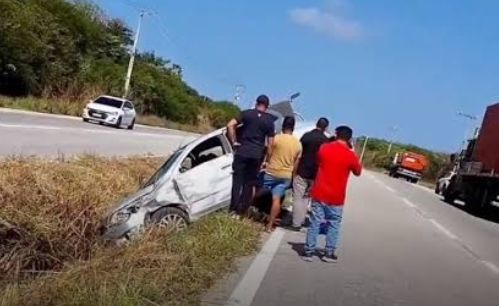 Motorista perde controle de veículo e vai parar em vala às margens da CE-040, em Beberibe