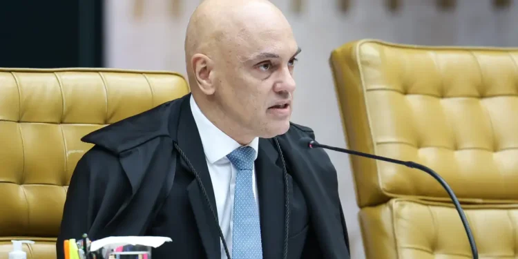 Moraes encaminha a Fachin pedido de investigação contra Mendonça