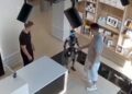 Robô humanoide reage após ser empurrado por cliente e tenta acertá-lo com chutes