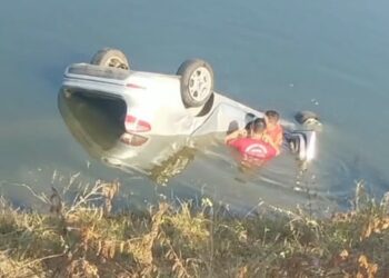 Três pessoas morrem após veículo cair em açude na zona rural de Beberibe