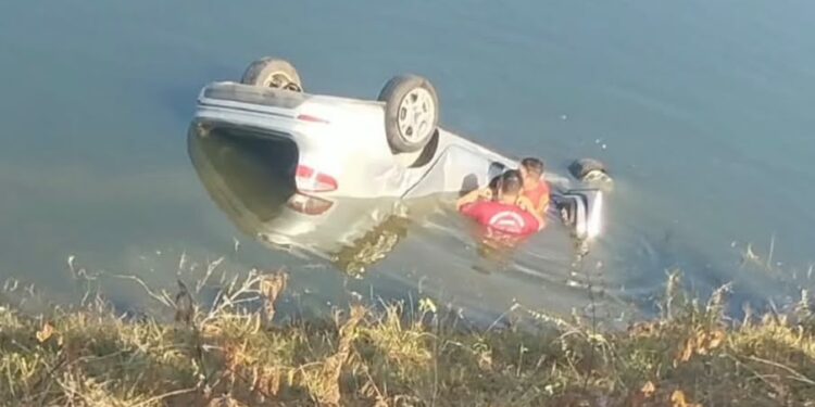 Três pessoas morrem após veículo cair em açude na zona rural de Beberibe
