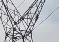 Menino de 5 anos é resgatado após subir em torre de transmissão em Ariquemes