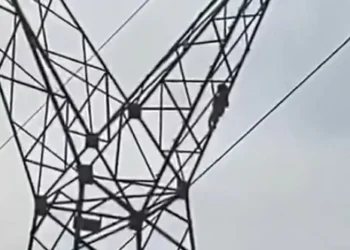 Menino de 5 anos é resgatado após subir em torre de transmissão em Ariquemes