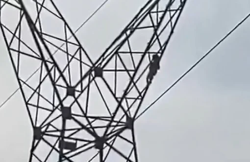 Menino de 5 anos é resgatado após subir em torre de transmissão em Ariquemes