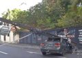 Carro derruba poste e complica trânsito em avenida de Fortaleza