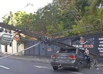 Carro derruba poste e complica trânsito em avenida de Fortaleza