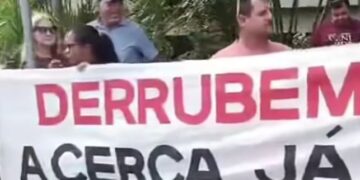 Pescadores de Icapuí protestam antes de julgamento sobre cercamento de manguezal