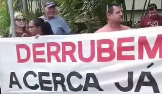 Pescadores de Icapuí protestam antes de julgamento sobre cercamento de manguezal