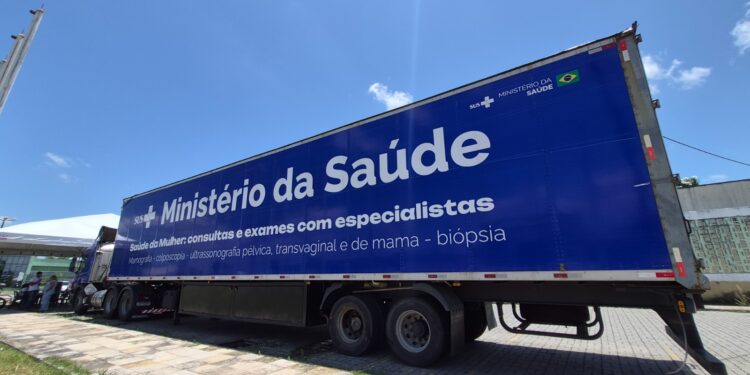 Representantes do Ministério da Saúde visitam carretas de saúde da mulher em Aracati (CE)