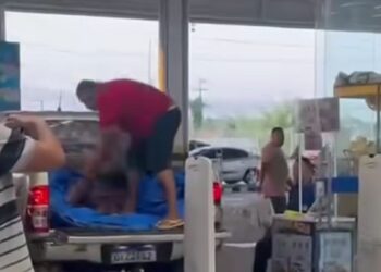 Cliente devolve quilos de linguiça após alegar que produtos estavam estragados